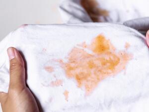 يتألَّف الشامبو من مواد قادرة على إزالة بقع الزيت عن الملابس  يتألَّف الشامبو من مواد قادرة على إزالة بقع الزيت عن الملابس