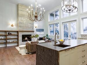 اعتمدي الطاولات الخشبية الخام غير المطلية لتبدو خامة الخشي الحقيقية اعتمدي الطاولات الخشبية الخام غير المطلية لتبدو خامة الخشي الحقيقية