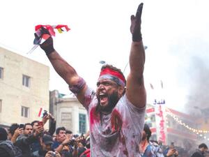 المحتجون سلطات الأمن بالتواطؤ مع المهاجمين، عبر إفساح المجال لهم بالدخول والخروج بحرية في المنطقة.