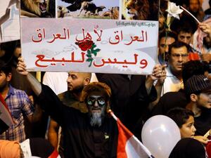 رفع المتظاهرون سقف مطالبهم، بعد أن كانت تقتصر على محاربة الفساد وتحسين الحالة المعيشية