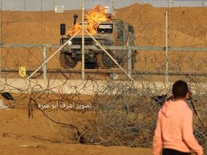 صورة للحظة اشتعال النيران في جيب يتبع للاحتلال بعد استهدافه بزجاجة حارقة "مولوتوف"