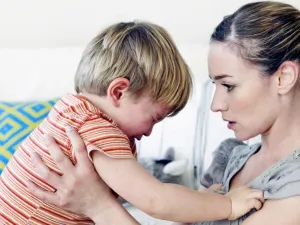 يجب ألا تطلبي من طفلك إخبارك بما يزعجه