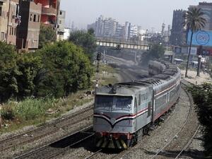 تبين أن السيارة حاولت عبور القضبان من الطريق الضيق الذي يقطعها