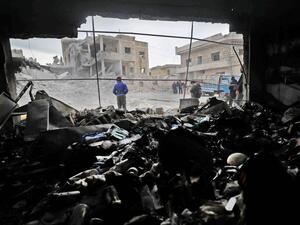 Syrians walk amidst rubble following reported airstikes by pro-regime forces in the town of Kansafrah, in the south of the Idlib province on November 25, 2019. (Omar HAJ KADOUR / AFP)