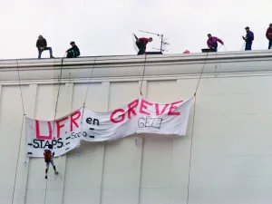 Demonstrators deploy a banner saying "UFR on strike", on the roof of a building, on November 12, 1995, in Caen, during the national strike movement against several cuts by the government in the welfare and pensions systems. Mychele DANIAU / AFP