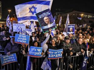 Israelis gather with signs and national flags during a demonstration in support of Prime Minister Benjamin Netanyahu in Jerusalem on December 11, 2019. AHMAD GHARABLI / AFP