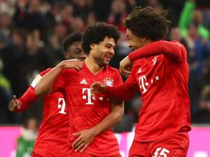 غنابري (وسط) بعد تسجيله الهدف الثاني