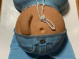 A gender reveal cake is causing a stir online thanks to its rather unique design featuring a protruding foot from a pregnant belly. (That's it, I'm cake shaming/ Facebook)