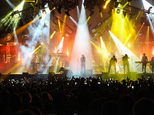 احتفل مع "جاكس جونز"، و"نيلي" وناصيف زيتون وغيرهم