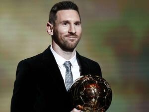 ميسي بعد فوزه بالجائزة