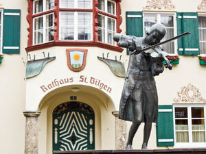 Statue of young Wolfgang Amadeus Mozart (Shutterstock)	