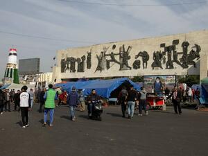Thousands of Iraqi mourners have been trying to storm the US Embassy in Baghdad (Twitter)