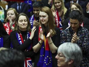 زعيم حزب “بريكست” البريطاني الشعبوي، نيجل فاراج،  معربا عن السعادة إزاء خروج بلاده من الاتحاد