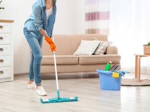 يُستحسن البُعد عن المنظِّفات الزيتيَّة التي يستخدمها البعض لإضفاء اللمعان على السيراميك  يُستحسن البُعد عن المنظِّفات الزيتيَّة التي يستخدمها البعض لإضفاء اللمعان على السيراميك