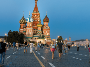 كتب على إحدى اللافتات الممزقة "بوتين مغتصب للسلطة" 