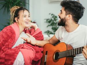 شغّلي شرائط الفيديو القديمة التي تحمل ذكريات جميلة مشتركة بينكما شغّلي شرائط الفيديو القديمة التي تحمل ذكريات جميلة مشتركة بينكما