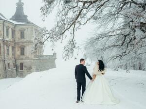 يمكن تزيين الصالة ببعض الورود التي يتميز بها الشتاء يمكن تزيين الصالة ببعض الورود التي يتميز بها الشتاء