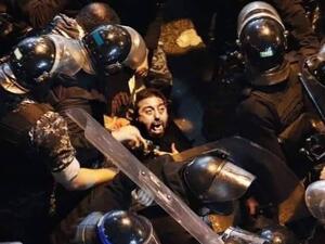 تشهد المصارف بشكل شبه يومي إشكالات بين الزبائن الذين يريدون الحصول على أموالهم وموظفي المصارف العاجزين 