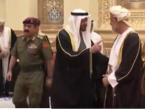 من باب الكرم العماني المصافحة على الباب بعد تشييع الضيف