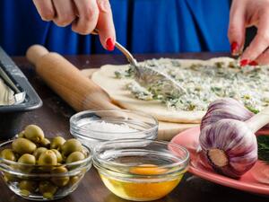 يعمل الثوم على تعزيز إنتاج الكولاجين الذي يعمل على نمو الشعر يعمل الثوم على تعزيز إنتاج الكولاجين الذي يعمل على نمو الشعر