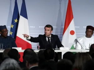 French President Emmanuel Macron (C) flanked by Niger's President Mahamadou Issoufou (R) and Chad's President Idriss Deby (L) speaks during a press conference as part of the G5 Sahel summit on the situation in the Sahel region at the Chateau de Pau (Pau Castle) in Pau, on January 13, 2020. (AFP/ File Photo)