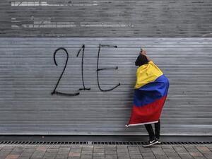 Colombians reactivated the protests against the government with marches and roadblocks in cities such as Bogota, where clashes occurred, where clashes broke out with at least four injured and several detainees. JOAQUIN SARMIENTO / AFP
