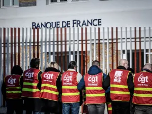 General Confederation of Labour (CGT) unionists of the Banque de France demonstrate outside a bank notes sorting centre of the Banque de France in La Courneuve, outside Paris, on January 22, 2020, as part of a nationwide multi-sector strike against the French government's pensions overhaul. STEPHANE DE SAKUTIN / AFP