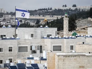 This picture taken on January 24, 2020 shows a general view of the Israeli settlement of Maaleh Hazeitim, built close to Israeli-annexed East Jerusalem in the neighbourhood of neighbourhood of Ras al-Amud, with the Russian Orthodox Church of Mary Magdalene (C) on the Mount of Olives seen in the background. AHMAD GHARABLI / AFP