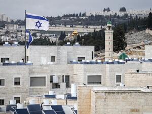 This picture taken on January 24, 2020 shows a general view of the Israeli settlement of Maaleh Hazeitim, built close to Israeli-annexed East Jerusalem in the neighbourhood of neighbourhood of Ras al-Amud, with the Russian Orthodox Church of Mary Magdalene (C) on the Mount of Olives seen in the background. AHMAD GHARABLI / AFP