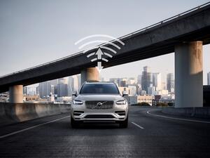 عندما يكون نظام السيارة على دراية بمشاكل المرور التي سيواجهها، مثل الأعمال الطرقية أو الازدحامات أو الحوادث المرورية، فإنه سيكون بمقدوره اتخاذ إجراءات وقائية مثل تخفيف السرعة أو اقتراح مسار آخر. 