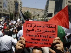 Palestinian demonstrators in Nablus denounce the US-sponsored Middle East economic conference in Bahrain (AFP Photo/Jaafar ASHTIYEH)
