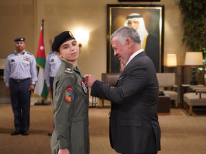 King Abdullah II, Supreme Commander of the #Jordan Armed Forces, presents HRH Princess Salma bint Abdullah II with her wings after completing pilot training, at a ceremony attended by Her Majesty Queen Rania Al Abdullah and HRH Crown Prince Al Hussein bin Abdullah II (Twitter)