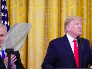 Trump (R) unveils peace plan in White House (AFP)