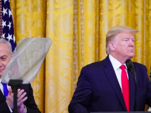 Trump (R) unveils peace plan in White House (AFP)