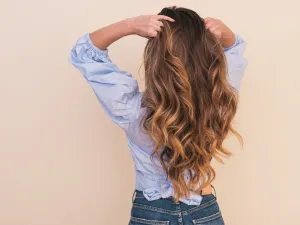 جميلة البوابة: خلطة طبيعية لتعزيز كثافة الشعر