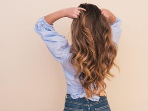 جميلة البوابة: خلطة طبيعية لتعزيز كثافة الشعر