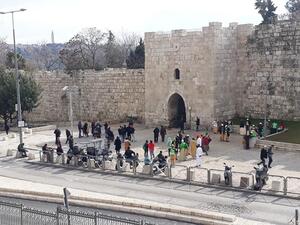 امرأة خمسينية استلت سكيناً وأشهرتها بوجه جنود تابعين لحرس الحدود