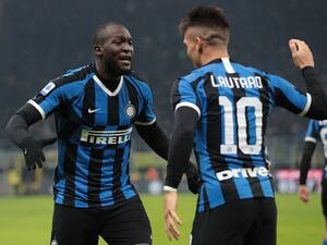 لاوتارو (يمين) يحتفل بهدفه مع روميلو لوكاكو