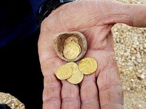 'Arabian Nights' gold coins (Twitter)