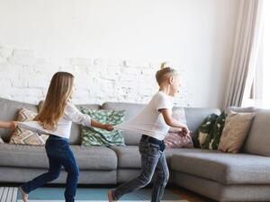 تقديم المساعدة لأصدقائه وسؤال أفراد أسرته إن كانوا بحاجة للمساعدة