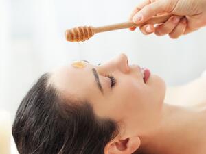 يمكنك استعادة البريق المفقود لشعرك قبل الزفاف بسهولة عن طريق وضع العسل على شعرك يمكنك استعادة البريق المفقود لشعرك قبل الزفاف بسهولة عن طريق وضع العسل على شعرك