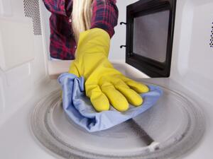 يمكنك تنظيف الميكروويف باستخدام المواد اليومية يمكنك تنظيف الميكروويف باستخدام المواد اليومية