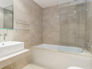 تستبعد فكرة استقدام حوض الاستحمام (أو الجاكوزي) عن الحمَّامات الضيِّقة تستبعد فكرة استقدام حوض الاستحمام (أو الجاكوزي) عن الحمَّامات الضيِّقة