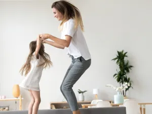 خصص يوماً شهرياً تتخلص فيه من كل الملابس القديمة
