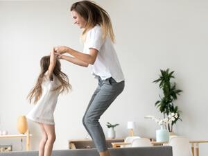 خصص يوماً شهرياً تتخلص فيه من كل الملابس القديمة خصص يوماً شهرياً تتخلص فيه من كل الملابس القديمة