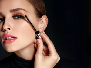 إذا كنت ترغبين في الحصول على أفضل شكل للرموش من خلال وضع الماسكرا فعليك استخدام الفرشاة 