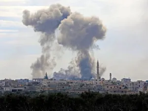 This picture taken on February 3, 2020 shows smoke plumes billowing in the Syrian village of al-Nayrab, about 14 kilometres southeast of the city of Idlib in the northwestern Idlib province, during bombardment by Syrian government forces and its allies. Omar HAJ KADOUR / AFP