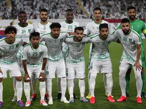 لاعبو الأهلي السعودي في صورة جماعية قبل مواجهة الوحدة الإماراتي في دوري أبطال آسيا والتي انتهت بالتعادل الإيجابي بهدفٍ لمثله.