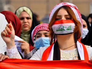 Anti-government protesters demonstrate wearing surgical masks in the central Iraqi holy shrine city of Najaf on February 24, 2020. Haidar HAMDANI / AFP