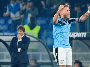 إيموبيلي متصدر الهدافين يحتفل بهدفه ومن خلفه أنتونيو كونتي مدرب إنتر يتحسر